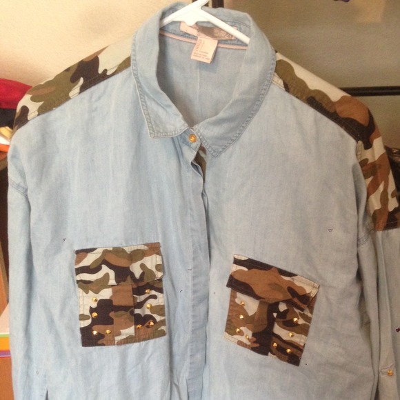 Love 21 Denim and camouflage button NWT