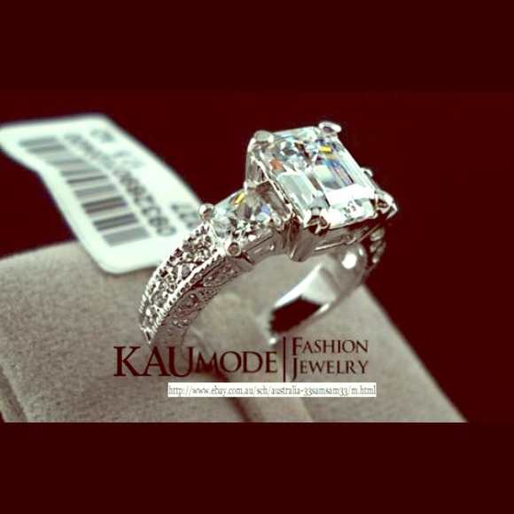 Silver 8.6 ct Princess Swarovski Crystal Ring