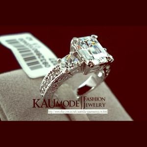 Silver 8.6 ct Princess Swarovski Crystal Ring