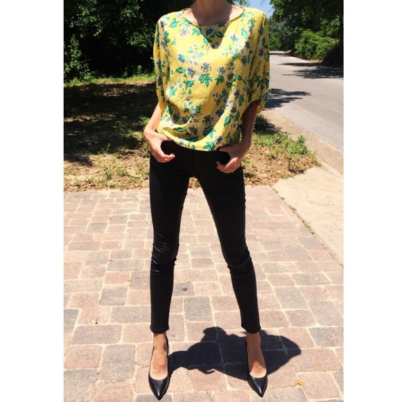 ❤️SOLD❤️NWOT Francesca's Floral Bubble Sleeve Top