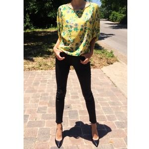 ❤️SOLD❤️NWOT Francesca's Floral Bubble Sleeve Top