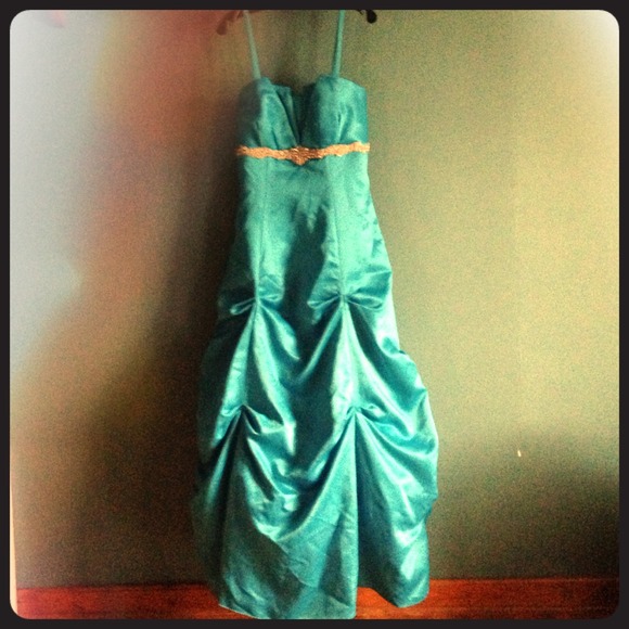 I am selling a debs prom dress it's a size 14