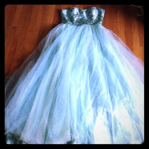 Selling a debs prom dress only used once for prom