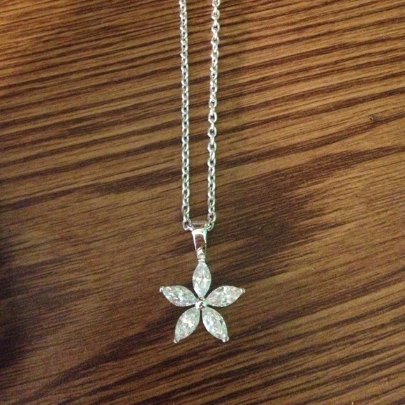 Flower pendant silver necklace!