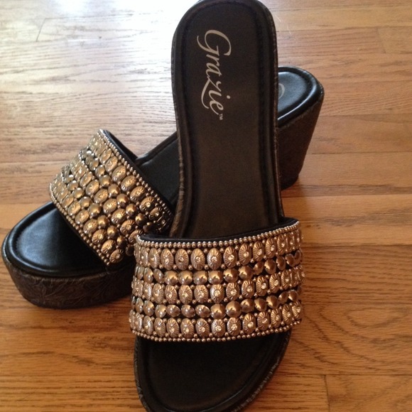 Women's black bracelet wedge sandal