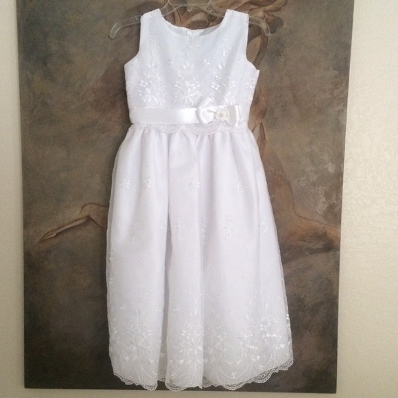 Girl Embroidered Sleeveless First Communion Dress