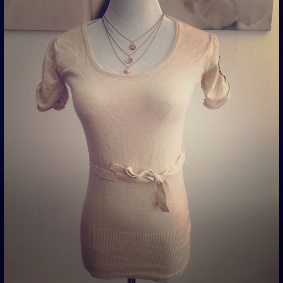 🌹 Cute beige top 🌹 - Picture 1 of 4