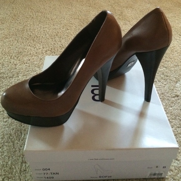 Brown/Tan/Cognac Round Toe Pumps