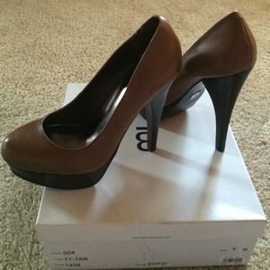 Brown/Tan/Cognac Round Toe Pumps