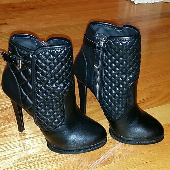 Sexyyy Zara size 38 ankle black boots!!