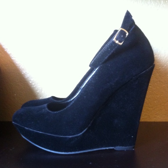 Black suede Qupid wedges with ankle strap sz 6