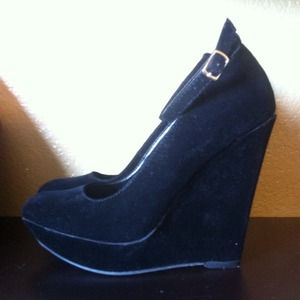 Black suede Qupid wedges with ankle strap sz 6