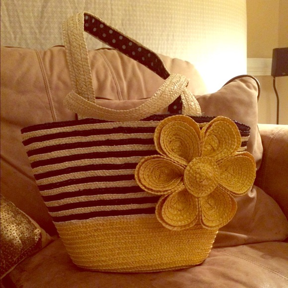 Adorable straw purse