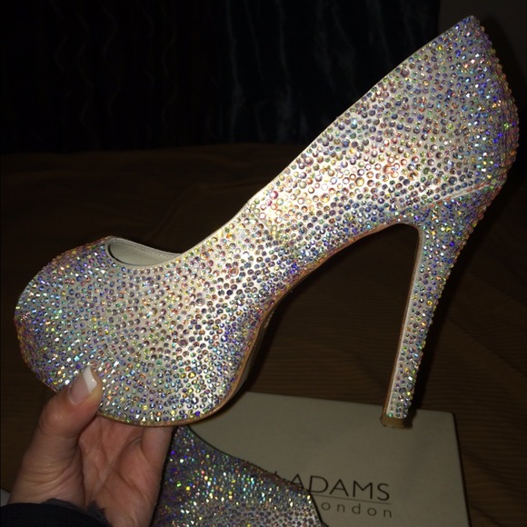 🎉Benjamin Adams 5 inch silver studded pumps🎈
