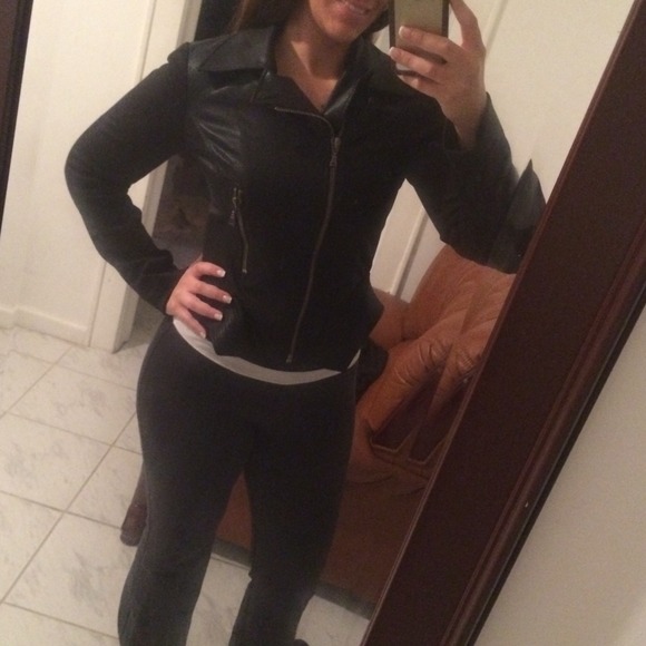 🎉Tahari leather jacket Size 6🎈 - Picture 2 of 2