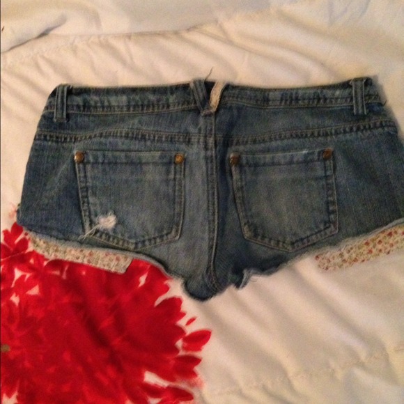 Short shorts - Picture 2 of 2