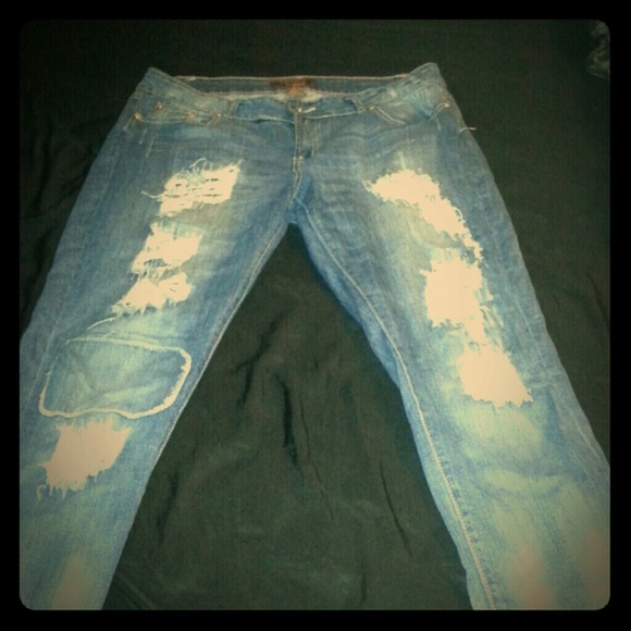 Cute pair of destructive jeans!!