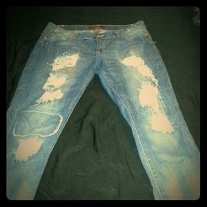 Cute pair of destructive jeans!!