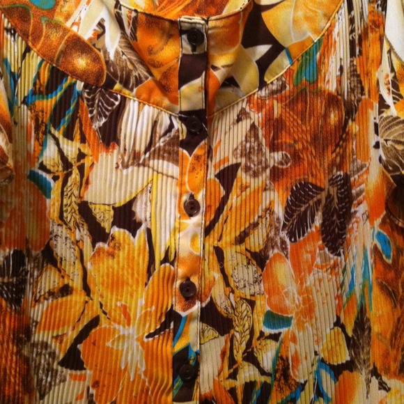 Summer blouse with flowers & leaves - Picture 2 of 4