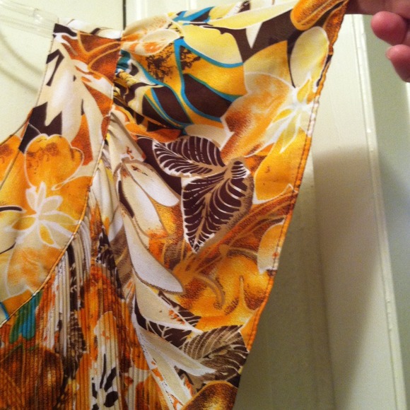 Summer blouse with flowers & leaves - Picture 3 of 4