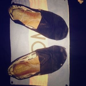 Previously used black toms