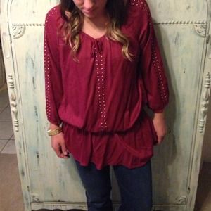 🔥🔥🔥SOLD🔥🔥🔥🔥Maroon top w/ little gold studs