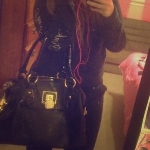 Pretty black purse! 💕