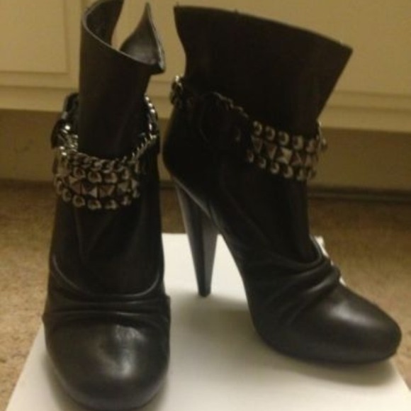 Aldo black booties size 8.5. like new condition.