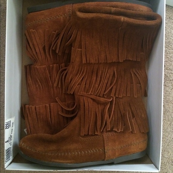 Minnetonka Calf Hi 3 Layer Fringe Boot. SZ 8. NEW