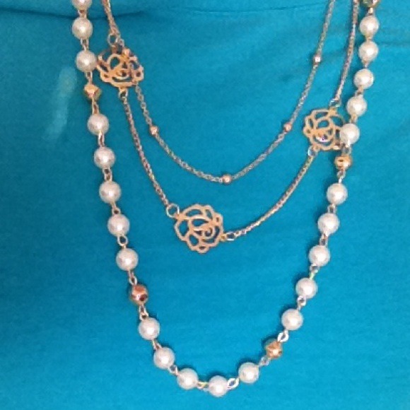 Fancy pearl rose hallow necklace !!