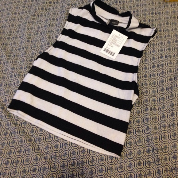 Sparkle and fade sz M black and white crop top - Picture 3 of 3