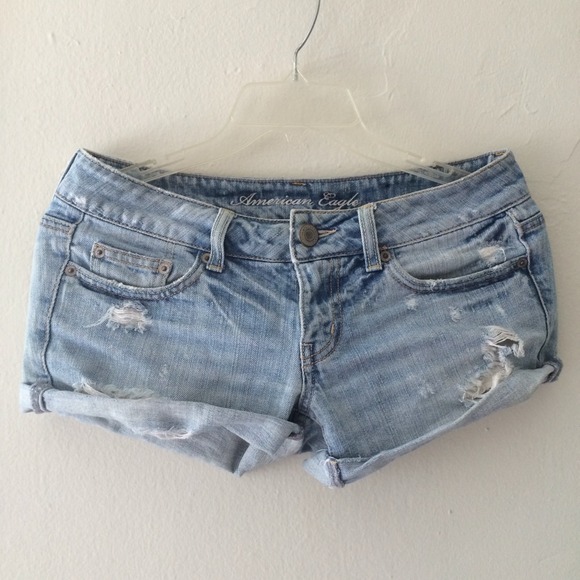 Distressed short jeans