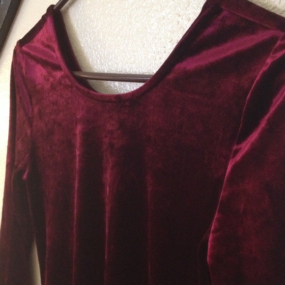 💃XXI Beautiful Burgundy Crushed Velvet Dress💃 - Picture 2 of 4