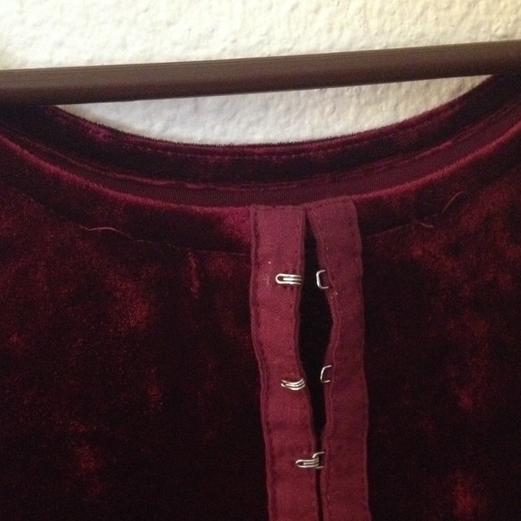 💃XXI Beautiful Burgundy Crushed Velvet Dress💃 - Picture 4 of 4