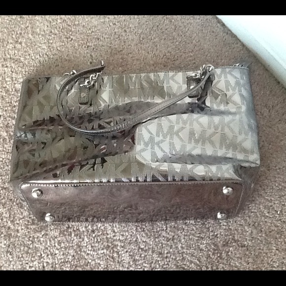 MICHAEL KORS metallic SILVER BAG 🚫SOLD🚫 - Picture 2 of 4
