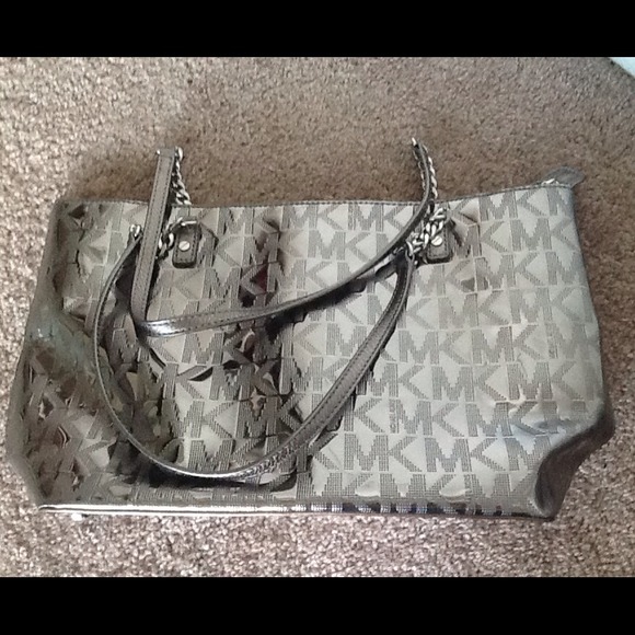 MICHAEL KORS metallic SILVER BAG 🚫SOLD🚫 - Picture 3 of 4