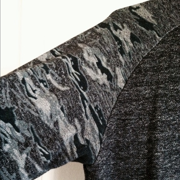 Marc Ecko sweater - Picture 2 of 3