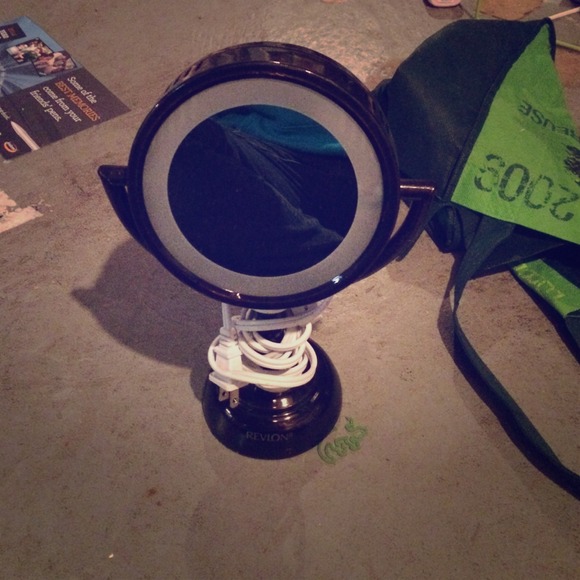 Revlon Light Up Makeup Mirror- NWOT