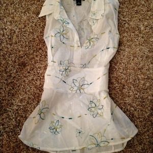 Sleeveless top with embroider design