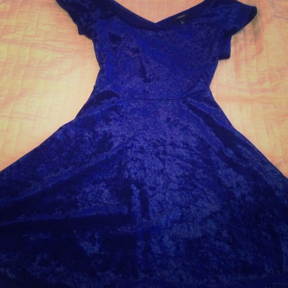 🔻SOLD🔻Velvet blue skater dress. Short sleeve.