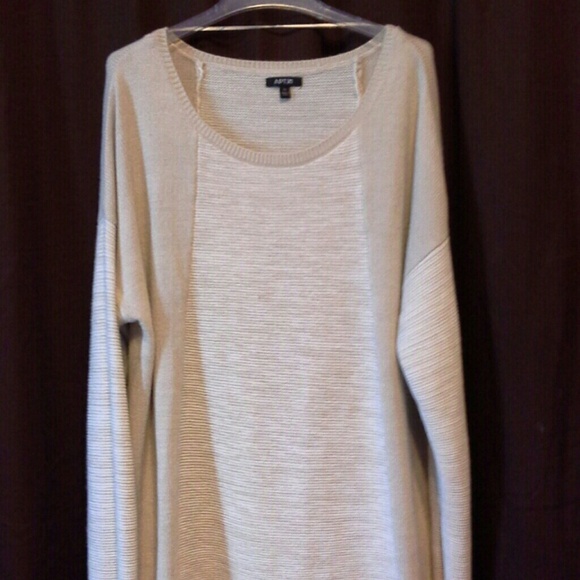 New sweater worn one time . Very comfortable.