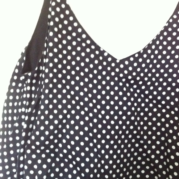 ❌SOLD❌New flowy polka dotted tank top - Picture 2 of 4