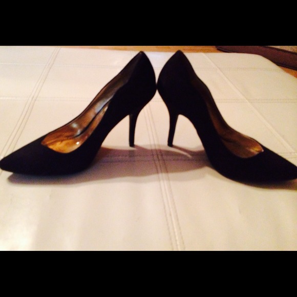 Jennifer Lopez black suede heels