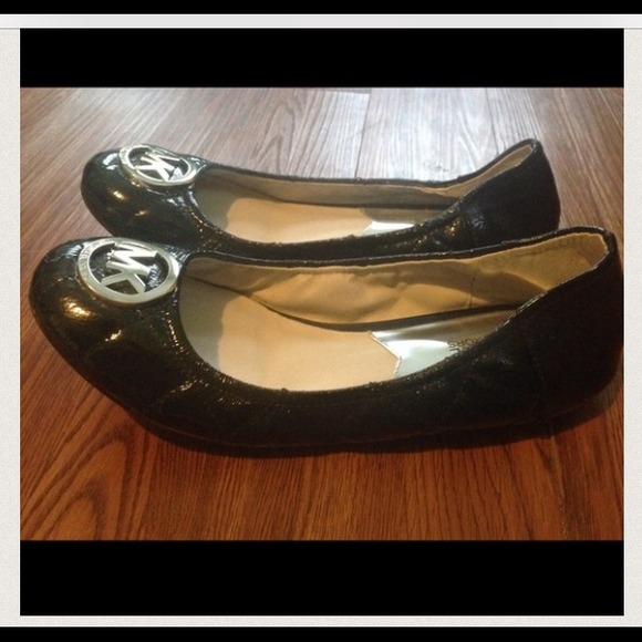 Michael kors black flats in new condition