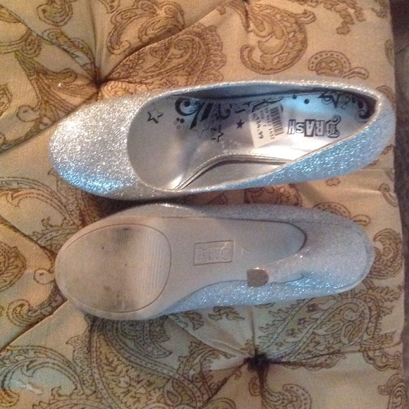 DONATED  Silver Glitter Shoes - Picture 2 of 4