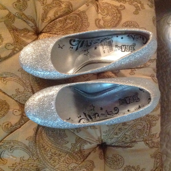 DONATED  Silver Glitter Shoes - Picture 3 of 4