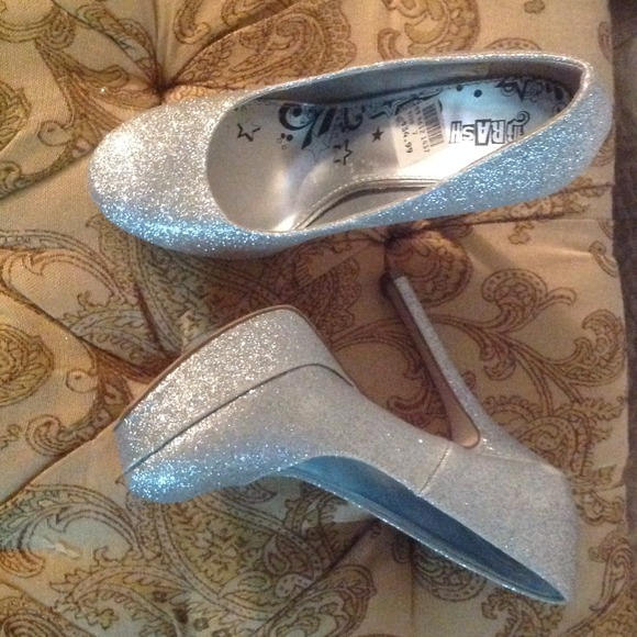 DONATED  Silver Glitter Shoes - Picture 4 of 4