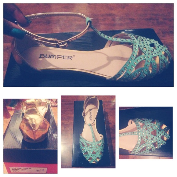 Reduced!!!! Zaire mint rhinestone flat sandal