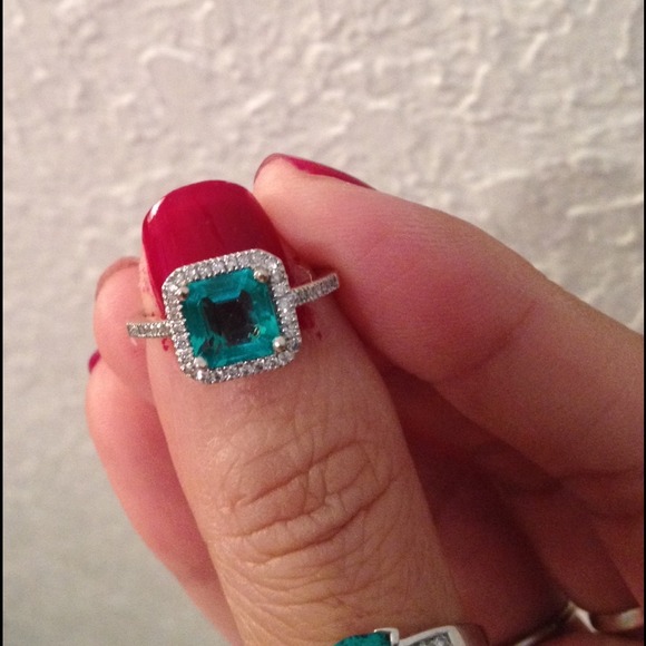 Emerald and diamonds ring✨