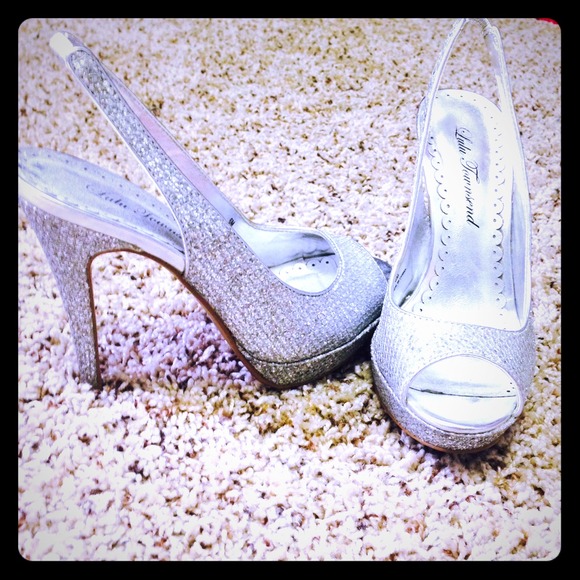 REDUCED!!! Sexy & Shiny Silver Heels!